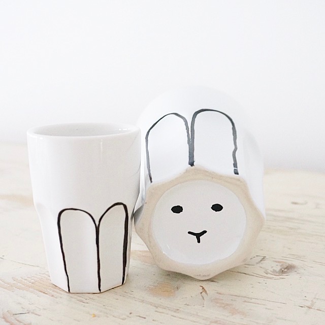 Versteckter Osterhase , hier findet ihr eine Anleitung für eine selbstbemalte Tasse mit einem Osterhasen , auf unserem Blog www.elfenkindberlin.de gibt es noch viele andere Oster und Hasen Ideen , denn wir lieben Ostern !