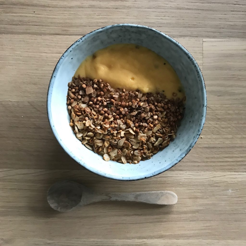 Die Rezepte für Kokos udn Schoko Granola zusammen mit selbsgenachtem Mangojoghurt findet ihr auf unserem Blog 