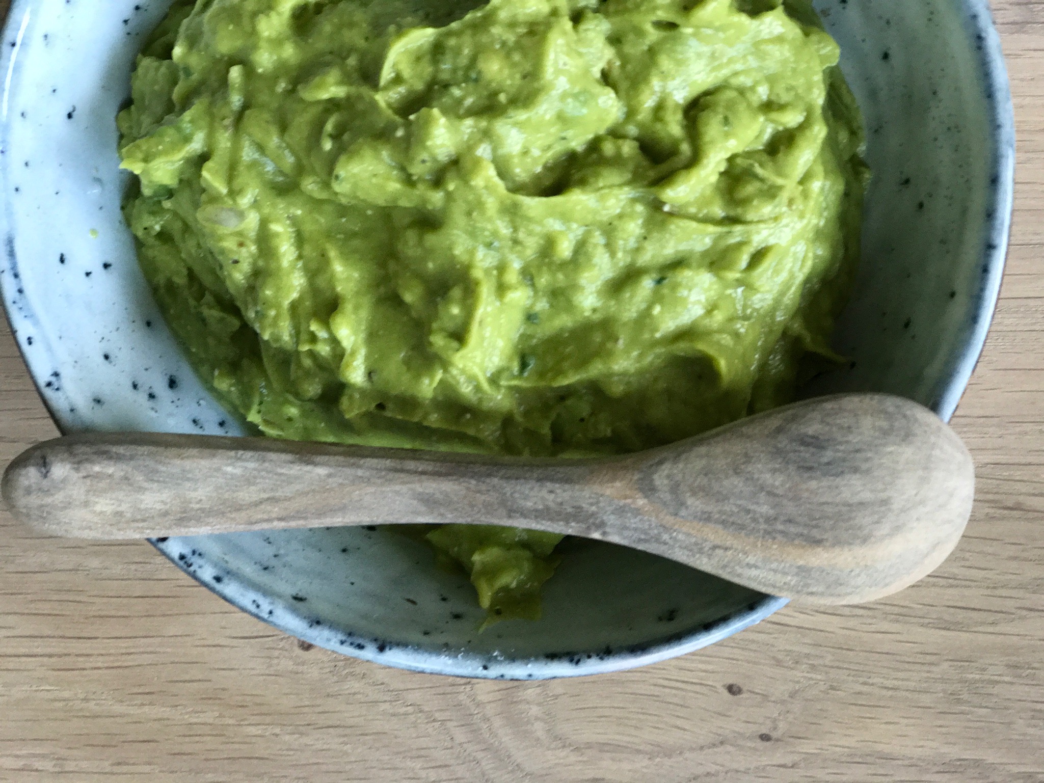 Avocadocreme mit Kurkuma Rezept und leckeres VBrot findet ihr auf Elfenkindberlin.de
