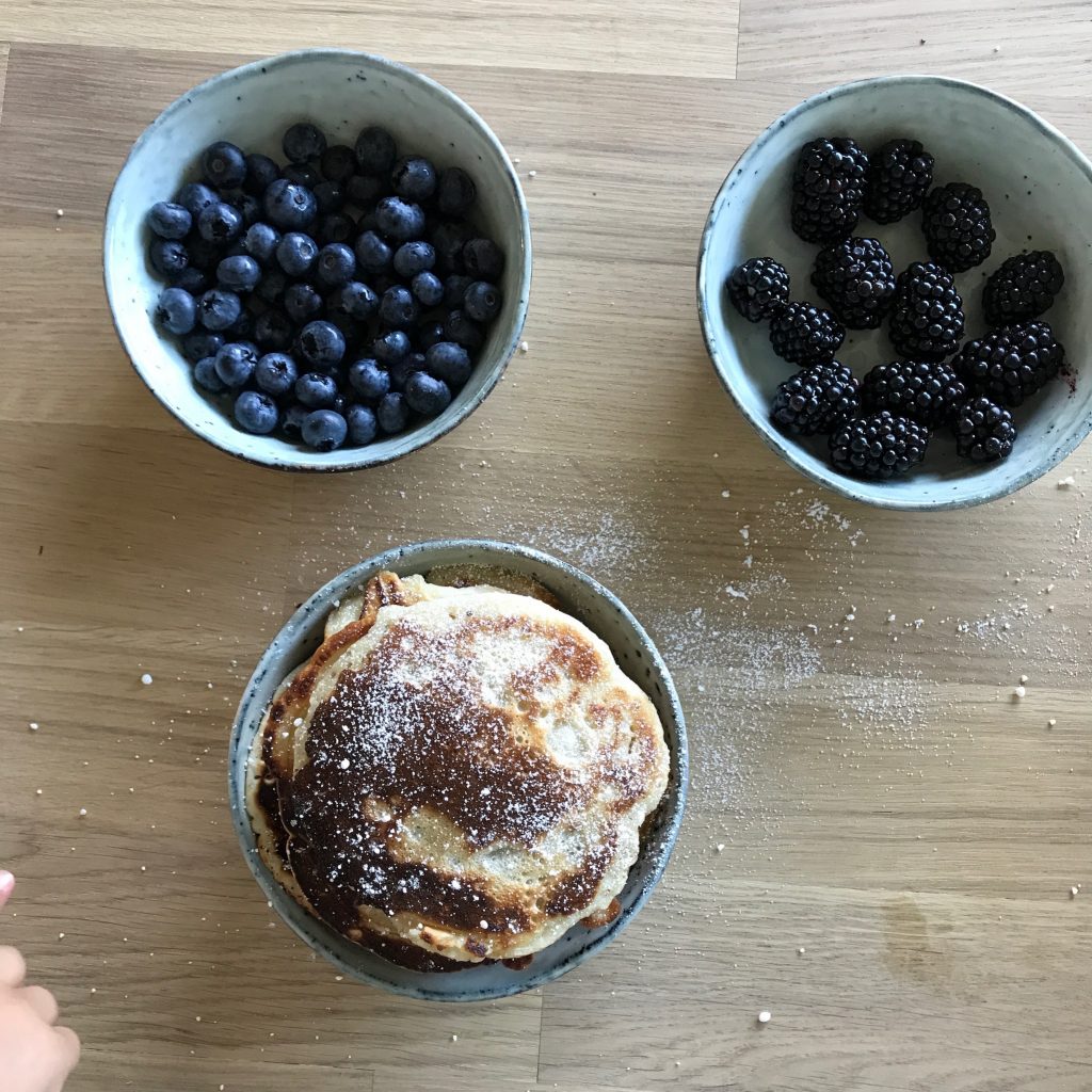 Pancakes Rezept ,ohne Eier. Sie sind super lecker und ganz schnell fertig. Ihr könnnt sie als Glutenfreie Variante backen oder mit normalem Mehl !