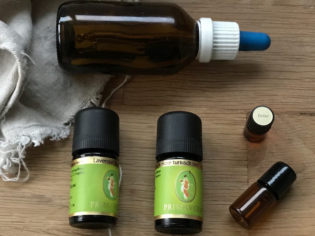 Feines Schlaföl Rezept, es geht nicht um das Thema schlafen, sondern auch um Aromatherapie für die ganze Familie! Lavendel, Rose und Zeder stehen im Fokus und mögen euch freudig umgeben.