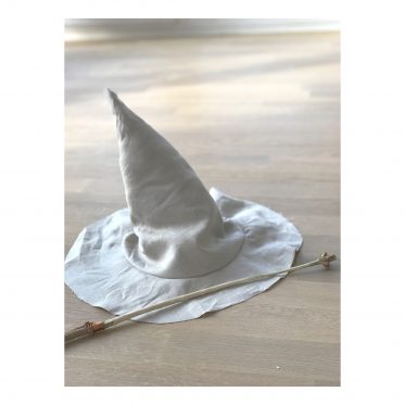 Die kleine Hexe Zauberstab und Hexenhut zum selbermachen gemeinsam mit euren Kinder! Kinostart zum Film "die kleine Hexe!" Beide DIY sind super einfach und schnell umsetzbar