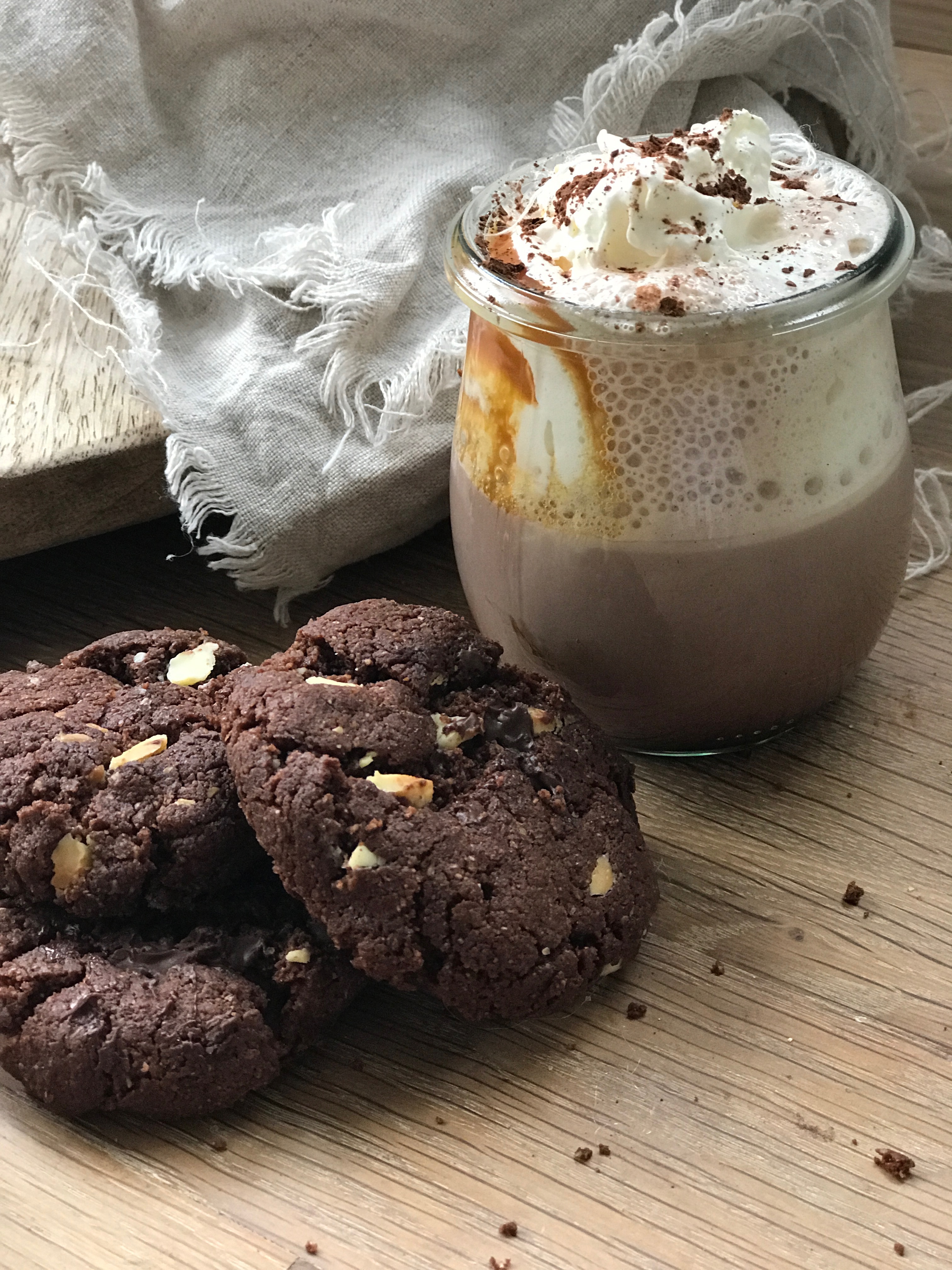 Schoko Mandel Cookies Rezept, weiche,leckere Cookies mit viel Schokolade leckerem Mandelmehl. Eine Schokoladige Liebeserklärung an den Winter ! Sie sind weich kunsuprig und verführerisch Köstlich !