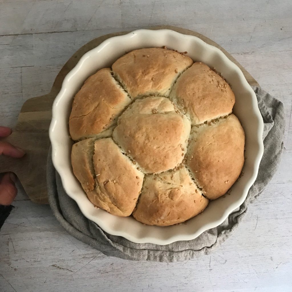 Die heiligen drei Königen haben sich auf den Weg gemacht , die Dreikönigszeit beginnt udn passend dazu haben wir ein Dreikönigsbrot Rezept ohne Zucker, die Geschichte der heiligen drei Könige, schöne Buch Tipps und die Legenden des vierten Königs auf unserem Blog zusammengetragen 