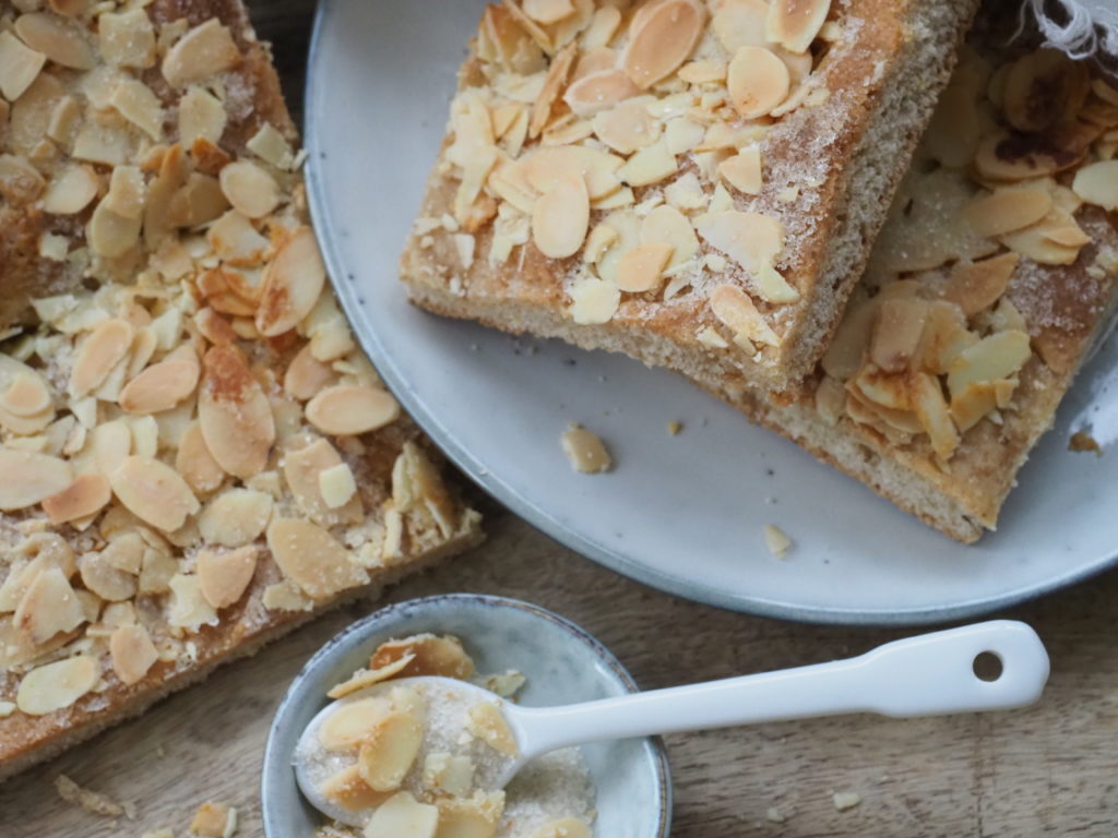 Zwei Butterkuchen Rezepte und meine Gedanken zu vollwertigem frisch gemahlenen Mehl ! Ich stelle euch meine leckeren Butterkuchen mit extra Mandeln Rezepte . Viele weiter vollwwertige köstliche Rezepte findet ihr auf unserem Blog www.elfenkindberlin.de