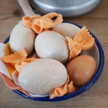 Filzpasta und Lebensmittel für die Kinderküche selbermachen.Eine einfache schnelle Anleitung für Pasta, Eier und Käse, die ihr aus Filz basteln könnt.Noch mehr schöne Ideen findet ihr auf www.elfenkindberlin.de
