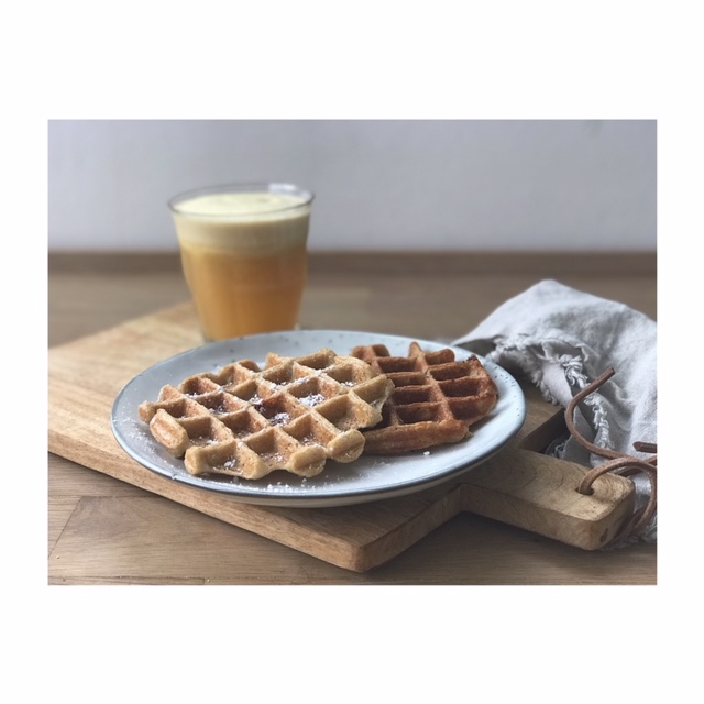 Gesunde Haferflocken Waffeln mit Banane und Mandelmilch! Es ist Zuckerfrei, Glutenfrei, Vegan und Lecker ! Es ist ein super leckeres gesundes Frühstück, sowie ein schöner Waffel nachmittags Snack für Kinder. Noch mehr gesunde Rezepte findet ihr auf www.elfenkindberlin.de