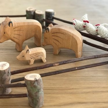 Heute heißt es Spielzeug selberbauen! Holzzaun für Kinder sind nicht nur schnell gebaut sondern auch ein herliches DIY das zusammen mit den Kindern umgesetzt werden kann! Baut euch doch einfach alles für den Kinderbauernhof selber , Anleitungen dazu findet ihr auf www.elefenkindberlin.de