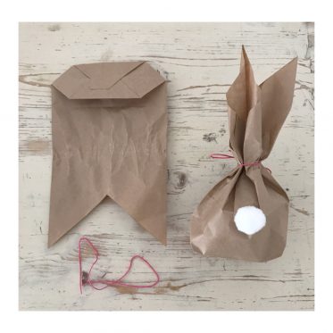 Diese Osterhasen-Geschenkverpackung ist ein schnell gebastelter Beutel in denen sich Osterleckerein perfekt verpacken lassen!Dazu passend habe ich noch leckere Keks Rezepte für euch und viele weitere tolle Oster Ideen! Schaut doch mal auf www.elfenkindberlin.de vorbei