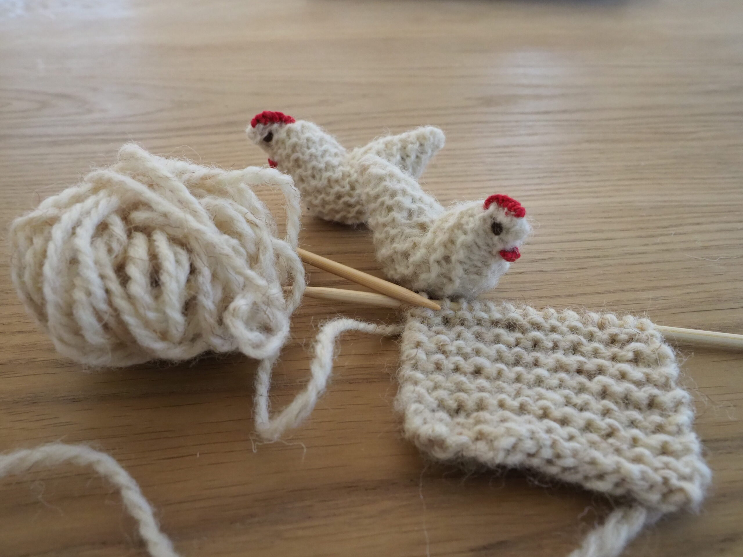 spielzeug stricken anleitung kostenlos Kleine Waldorf Hühner stricken, Waldorf Bauernhof Strick Anleitung