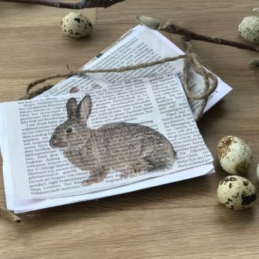 Anleitung für Vintage Osterkarten mit Hasenmotiv, diese hübsche Karte wird mit Sicherheit den Beschenkten mit viel Freude erfüllen! Sie schnell gemacht und es gibt noch weiter schöne Anleitungen zum Thema Ostern, auf www.elfenkindberlin.de