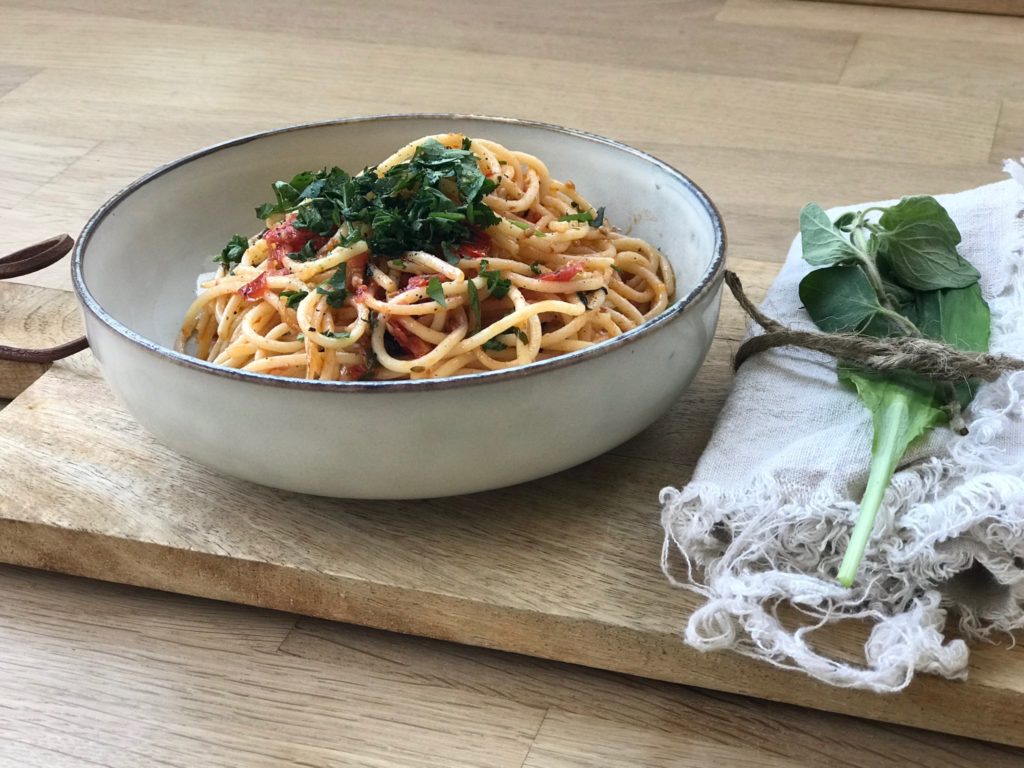 Sommer Pasta mit Wildkräutern ein super leichtes Rezept das ich ganz schnell nachkochen könnt! Es ist schnell gemacht und wirklich ganz besonders lecker mit Bärlauch! Für noch mehr Sommer Rezepte schaut doch mal auf www.elfenkindberlin.de vorbei. 