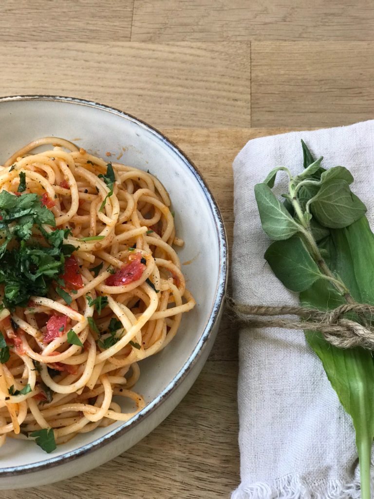 Sommer Pasta mit Wildkräutern ein super leichtes Rezept das ich ganz schnell nachkochen könnt! Es ist schnell gemacht und wirklich ganz besonders lecker mit Bärlauch! Für noch mehr Sommer Rezepte schaut doch mal auf www.elfenkindberlin.de vorbei. 