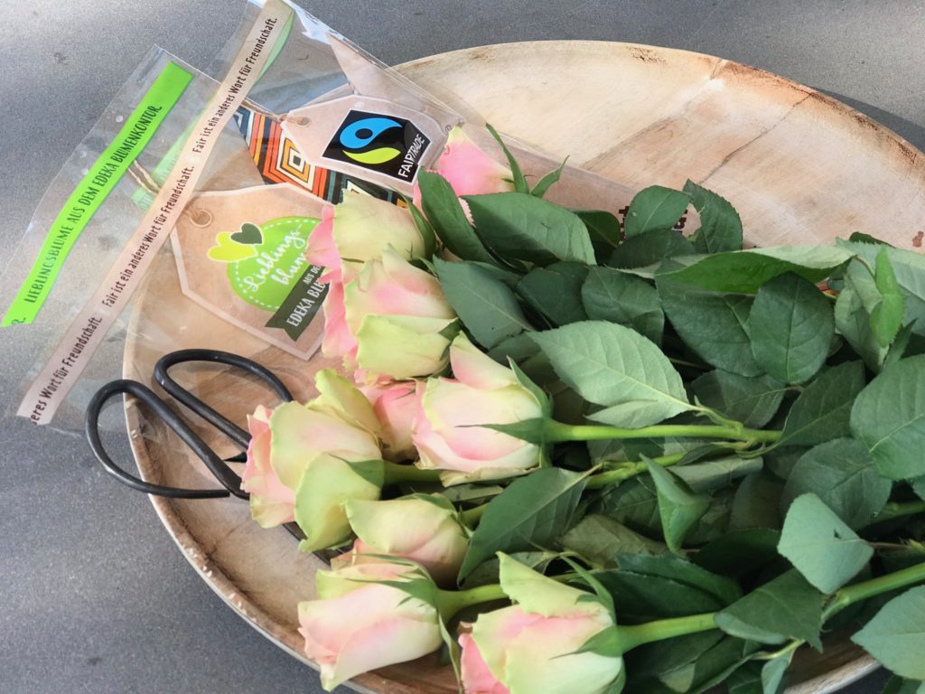 Blumenkränze selber machen mit den Fairtrade Rosen in Kombination mit Gartenschönheiten. ein DIY für Hochzeiten, Taufe, Muttertag, für unsere Kinder oder einfach nur so!