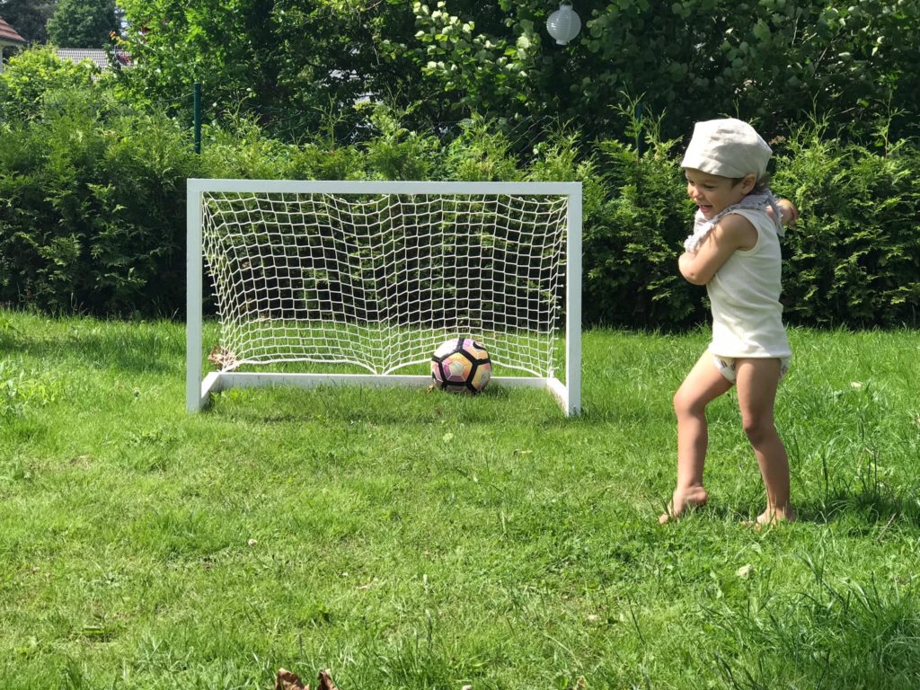 Ein Fussballtor bauen aus Holzleisten ist zum einen echt einfach und zum anderen geht es wirklich schnell . Hier findet ihr eine einfache Anleitung um ein Fussballtor noch mehr schöne Anleitungen gibt es auf ihr auf www.elfenkindberlin.de