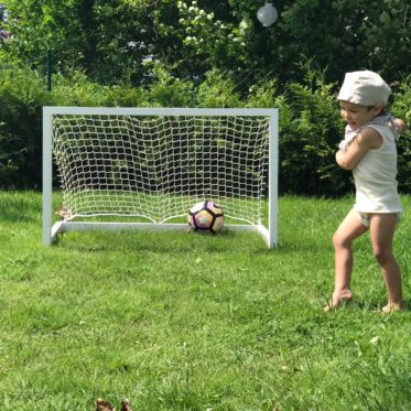 Ein Fussballtor bauen aus Holzleisten ist zum einen echt einfach und zum anderen geht es wirklich schnell . Hier findet ihr eine einfache Anleitung um ein Fussballtor noch mehr schöne Anleitungen gibt es auf ihr auf www.elfenkindberlin.de
