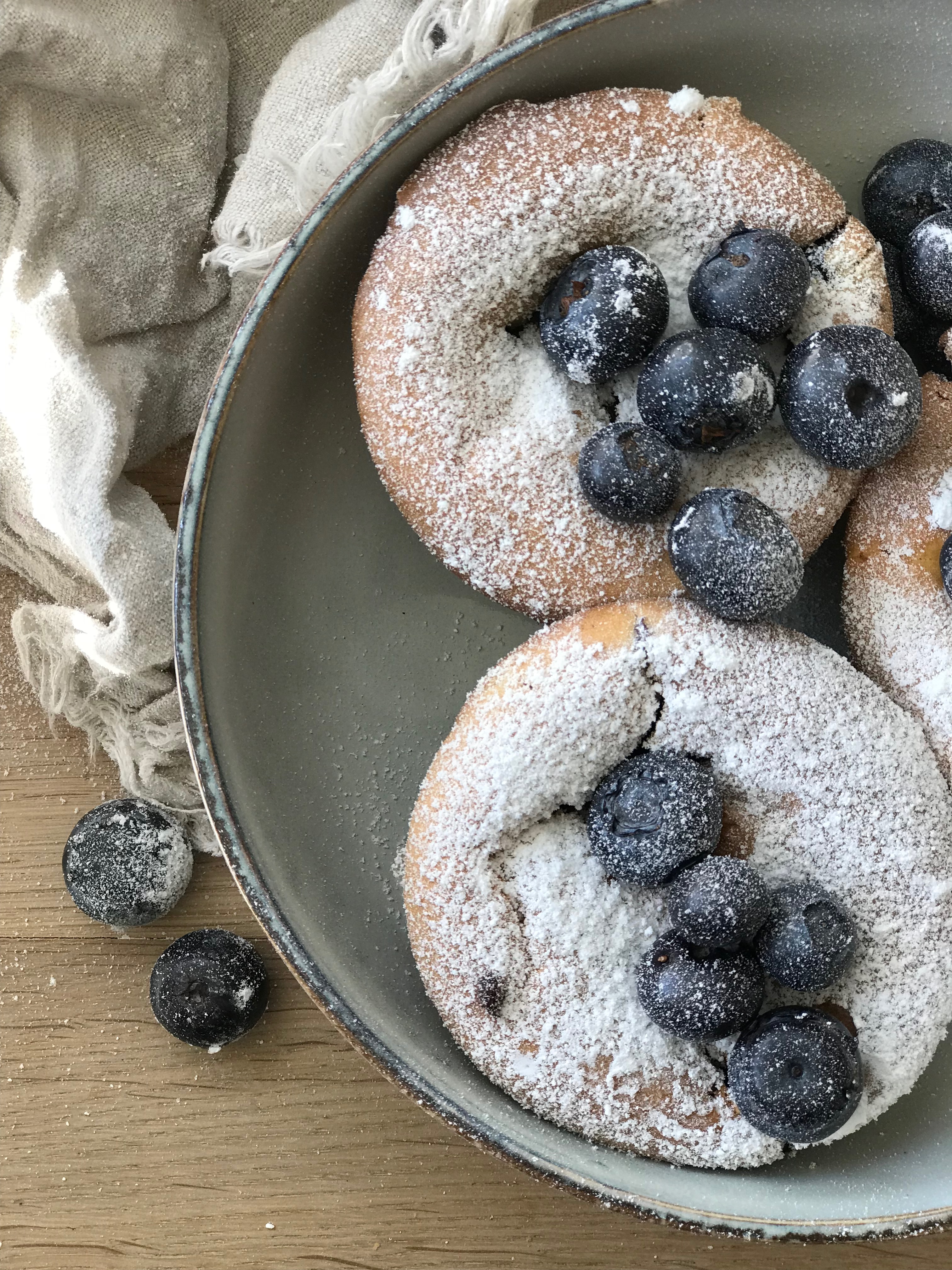 So schmeckt der Sommer! Ein Rezept für saftige Blaubeermuffins, die im Handumdrehen fertig sind. Einfache Zutaten, fruchtig lecker! Das Rezept sowie viele weitere leckereien findet ihr auf unserem Blog www.elfenkindberlin.de