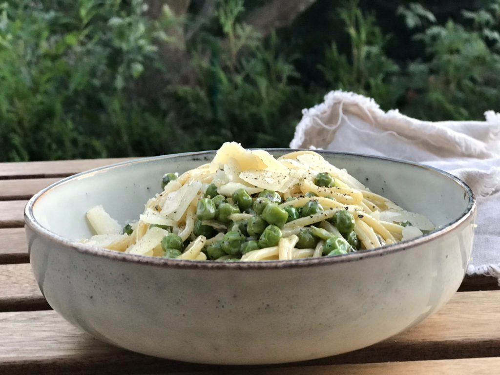 Vegetarische Spaghetti Carbornara mit frischen Gartenkräutern als leckere etwas leichtere alternative zur klassischen Carbornara. Dieses Rezept für Vegetarische Grüne Carbornara schmeckt nach Sommer und ist ein wahrer Genuss! Noch mehr Rezuepte gibt es auf www.elfenkindberlin.de