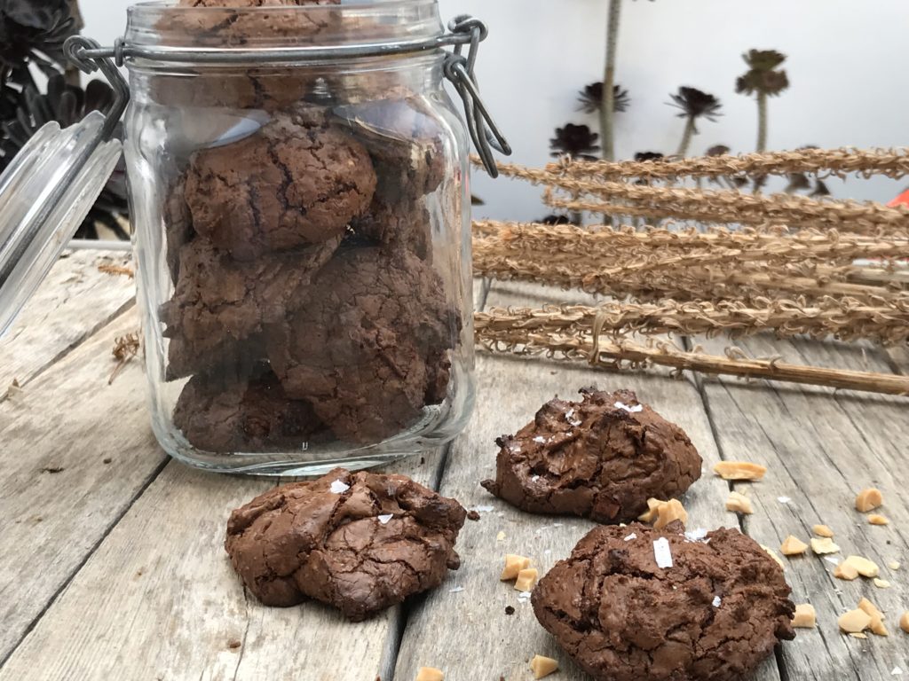 Brownie Cookie Rezept mit gesalzenen Mandeln.es schmeckt nach Sonnengereiften Mandeln. Diese und viele weitere Rezepte findet ihr auf www.elfenkindberlin.de