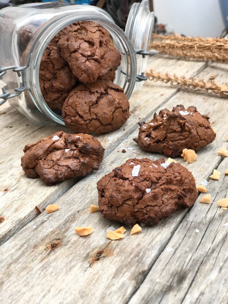 Brownie Cookie Rezept mit gesalzenen Mandeln.es schmeckt nach Sonnengereiften Mandeln. Diese und viele weitere Rezepte findet ihr auf www.elfenkindberlin.de