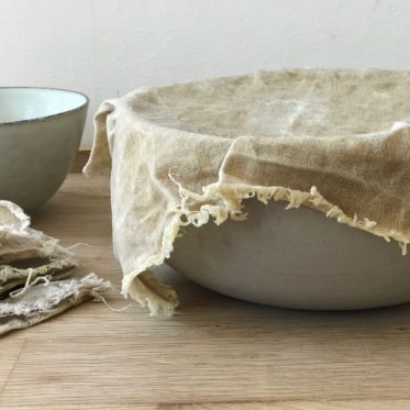 Bienenwachstücher als wiederverwendbare Alternative zu Frischhaltefolie und Tüten! Bienenwachstücher kann man mit wenigen Mitteln einfach und schnell selber machen. Das Resultat :weniger Müll, ein Beitrag zu einer sauberen Welt !mehr dazu auf www.elfenkindberlin.de