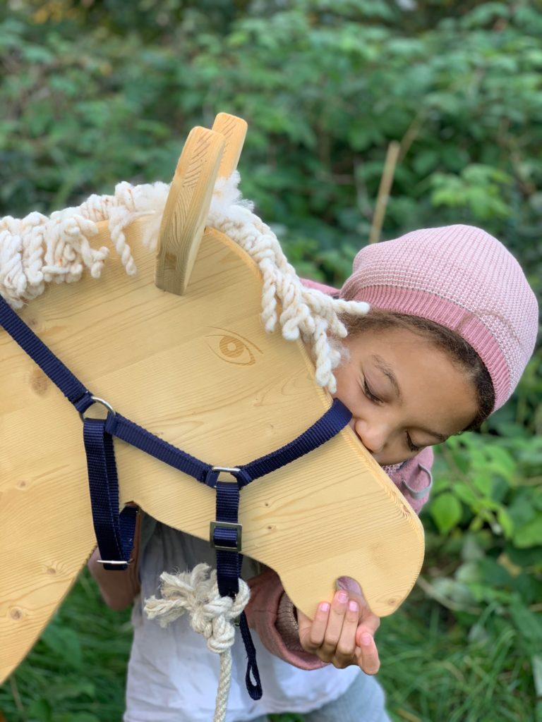 Ein Gartenpferd! Ein lang gehegter Wunsch! Passende DIY in Form von Pferdeäpfeln und Kartotten sind auch dabei. Noch mehr DIY auf www.elfenkindberlin.de