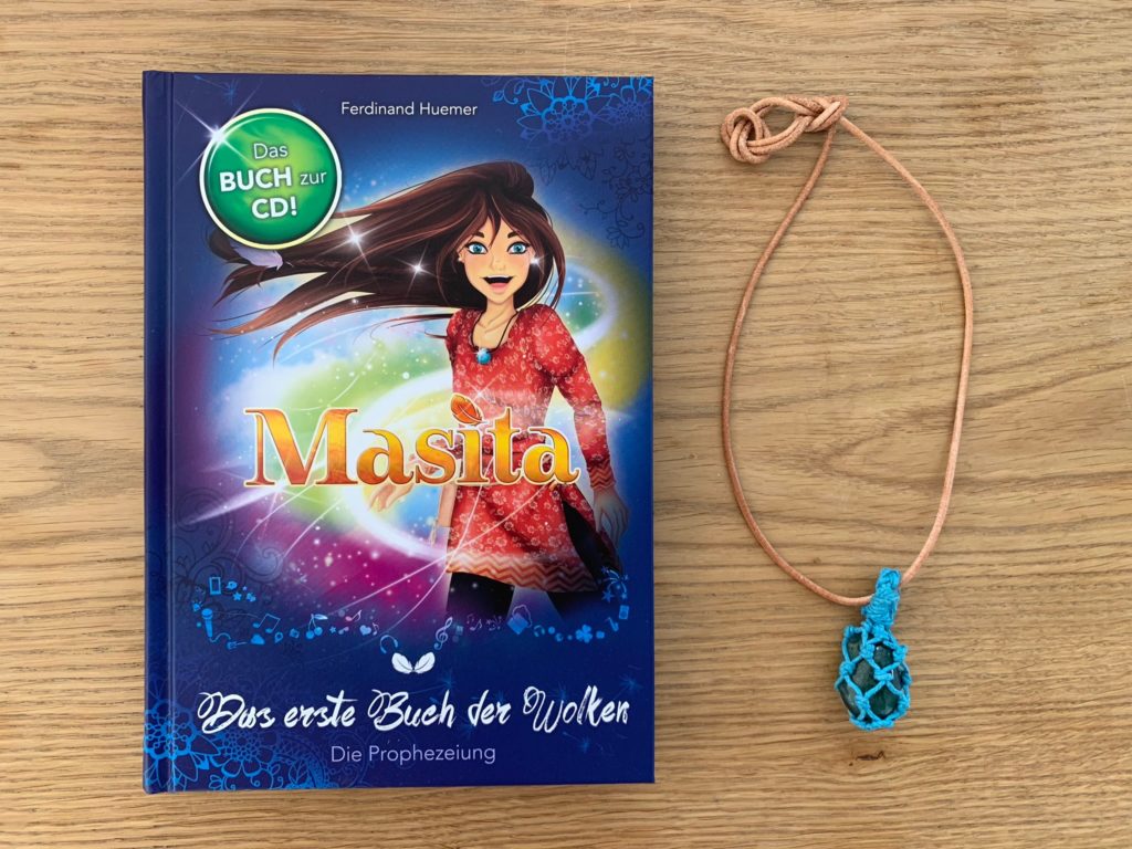 Kinder durch Geschichten stärken und sie auf ihrem Weg zu starken selbstbewussten Persönlichkeiten begleiten: „Masita" gelingt es ganz wunderbar.Das DIY für das Amulett gibt es auf www.elfenkindberlin.de