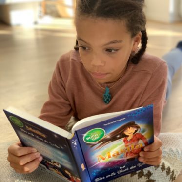 Kinder durch Geschichten stärken und sie auf ihrem Weg zu starken selbstbewussten Persönlichkeiten begleiten: „Masita" gelingt es ganz wunderbar.Das DIY für das Amulett gibt es auf www.elfenkindberlin.de