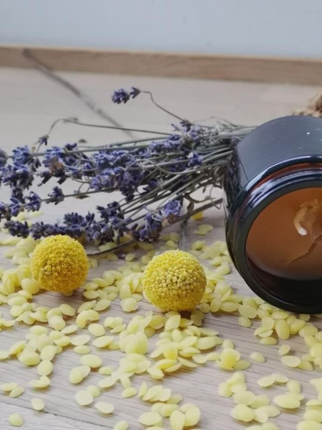 Aromatherapie-Kerze: Rezept oder auch Golden Beeswax & Healing Herbs ! Es hört sich so schön an und noch viel schöner ist es, wenn sich der heilende Duft im Wohnraum ausbreitet