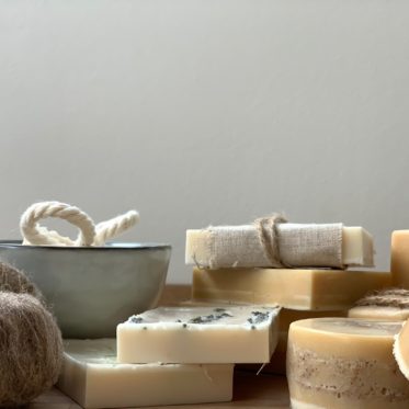Honig Seifen Rezept und drei Variationen für natürlich schöne Seifen einfach zum Selbermachen, duftend zart und pflegend.