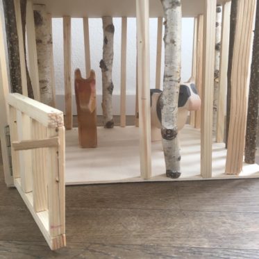 Spielzeug aus Holz selber bauen:  Tierstall für Kinder zum spielen aus natürlichen Materialien