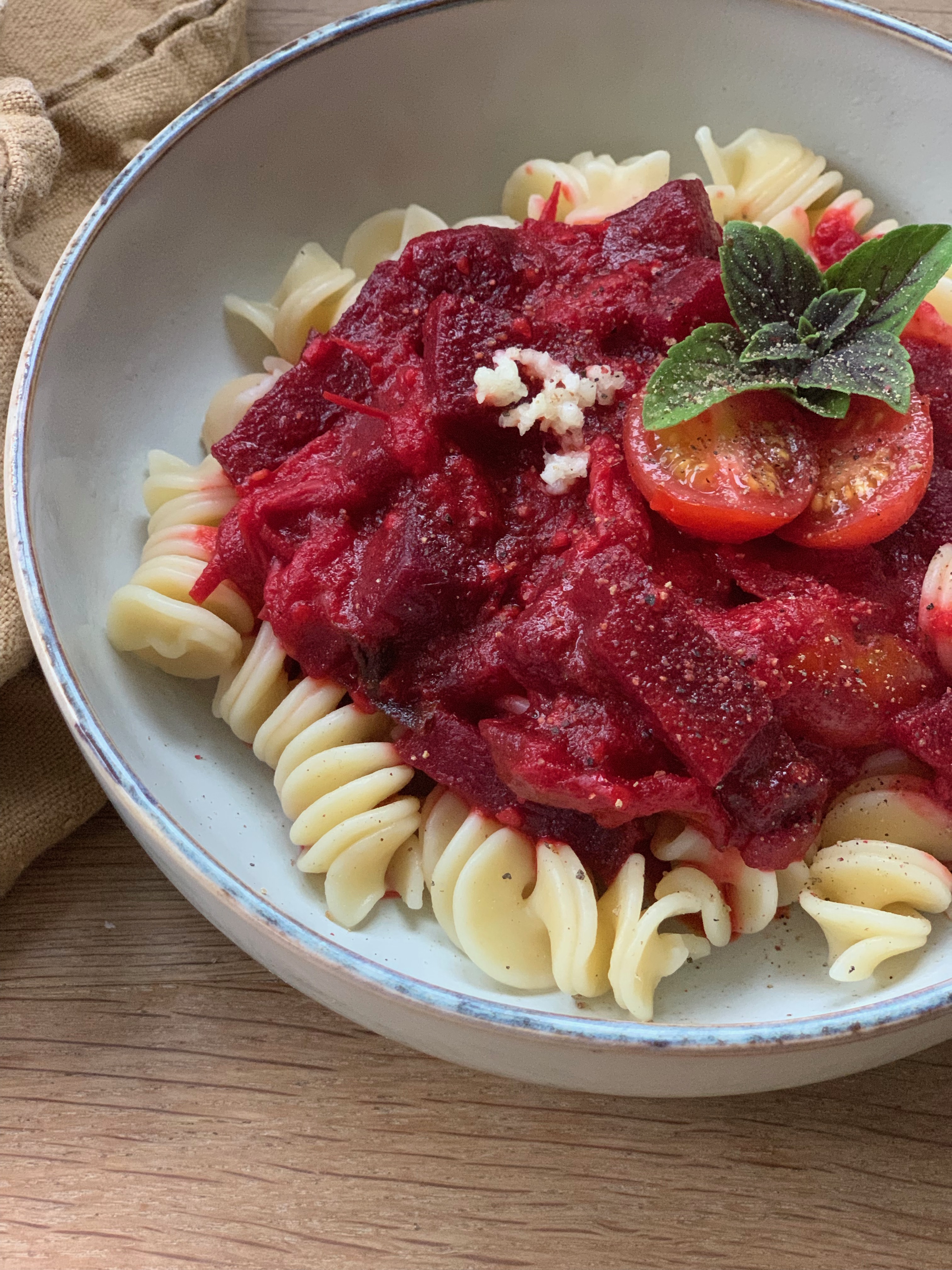 Den Sommer einfangen! Rote Beete Tomaten Pasta Rezept um all die Gaben, die der Garten uns schenkt zu verarbeiten.