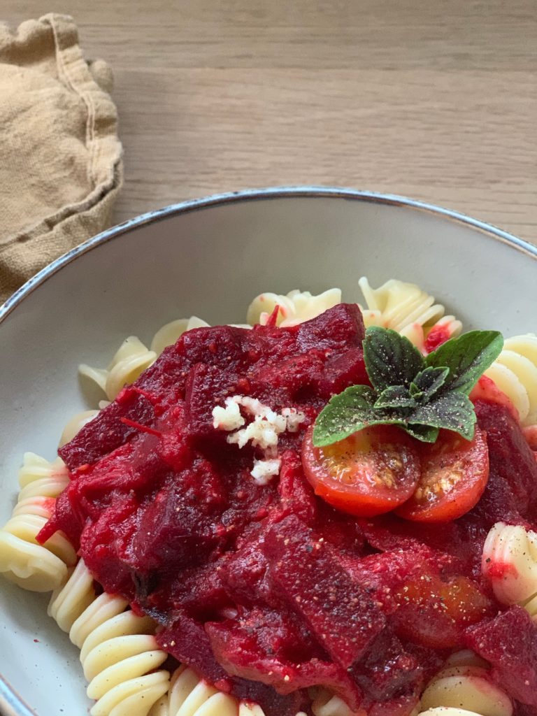 Den Sommer einfangen! Rote Beete Tomaten Pasta Rezept um all die Gaben, die der Garten uns schenkt zu verarbeiten.