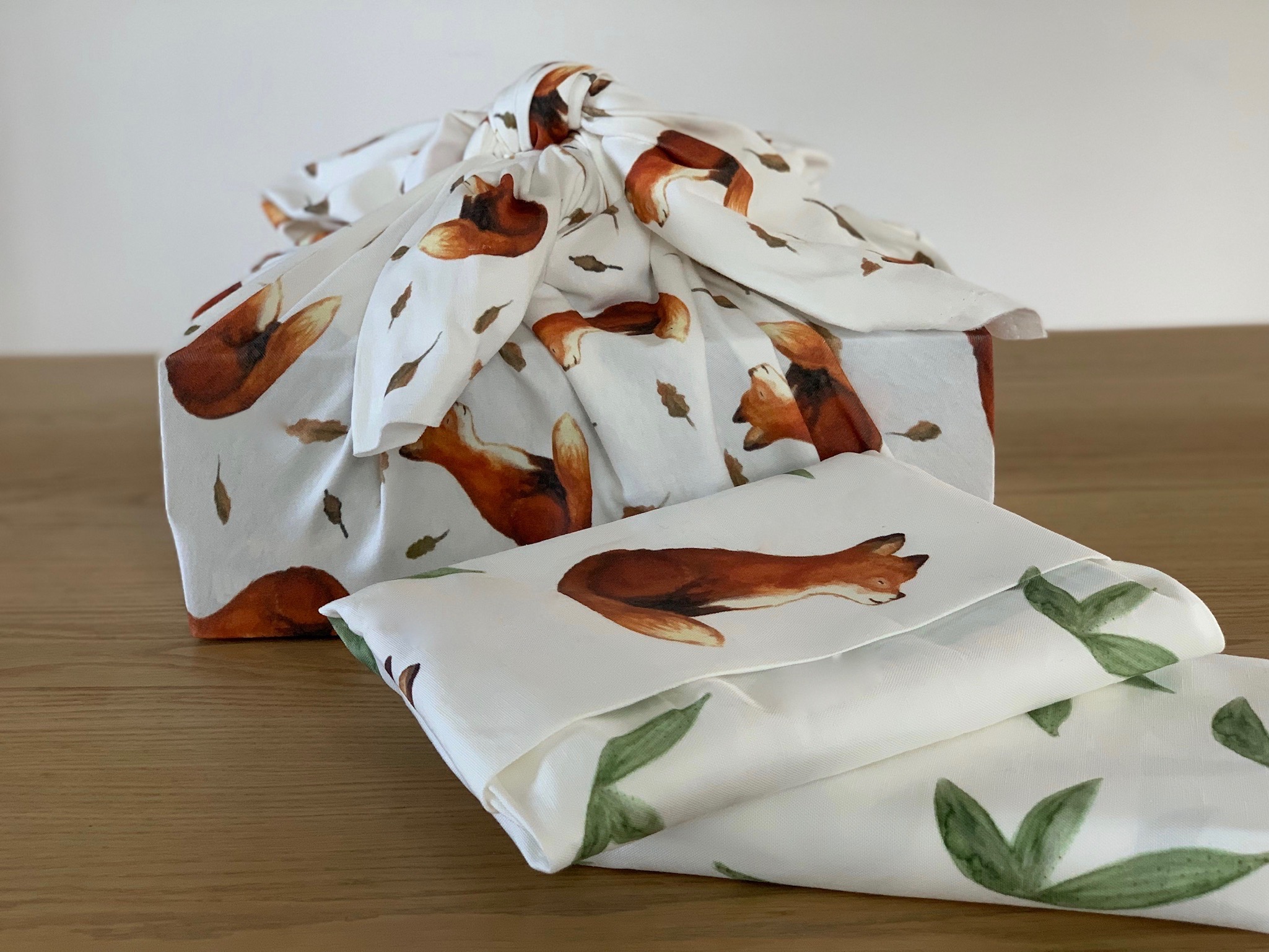 Zero Waste Furoshiki Anleitung: die nachhaltige Art, Geschenke zu verpacken! Weihnachten steht schon wieder vor der Tür, also lasst uns doch versuchen, Papier zu sparen.