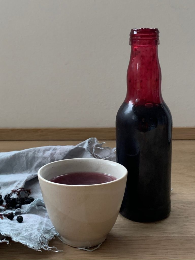 Holundersirup Holunderbeeren-Sirup Rezept, so einfach so intensiv lecker ! Holundersaft als Einschlafritual und zur Stärkung der Abwehrkräfte 