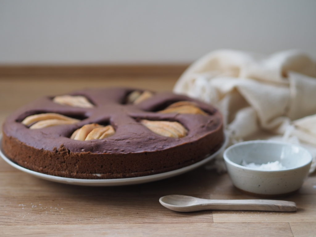 Rezept für Veganen Birnen-Schoko-Kuchen, so cremig lecker und auch mit anderen Früchten ein Genuss.