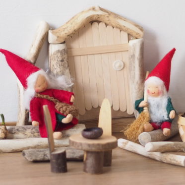 Wenn du möchtest das ein Weihnachtswichtel bei dir einzieht, dann baue ihm eine Wichteltür, die Anleitung findest du auf www.elfenkindberlin