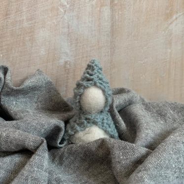 Anleitung Zwerge stricken aus Restwolle, in 10 Minuten gestrickt, in 10 Minuten hübsch gemacht. Spielfreude unendlich. Waldorf inspirierte Zwerge stricken