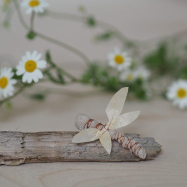 Bienen basteln aus Naturmaterialien, ihr braucht: