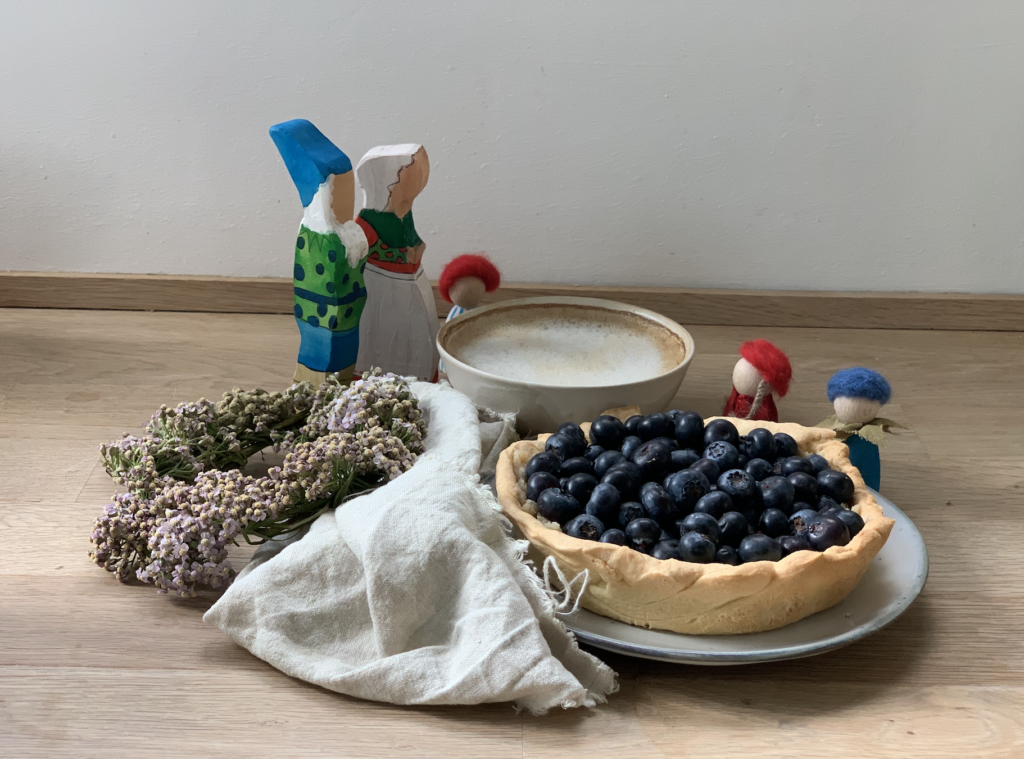 Lasse aus dem Blaubeerenland DIY und ein wunderbar leckeres Rezept für Mandelkuchen findet ihr auf www.elfenkindberlin.de