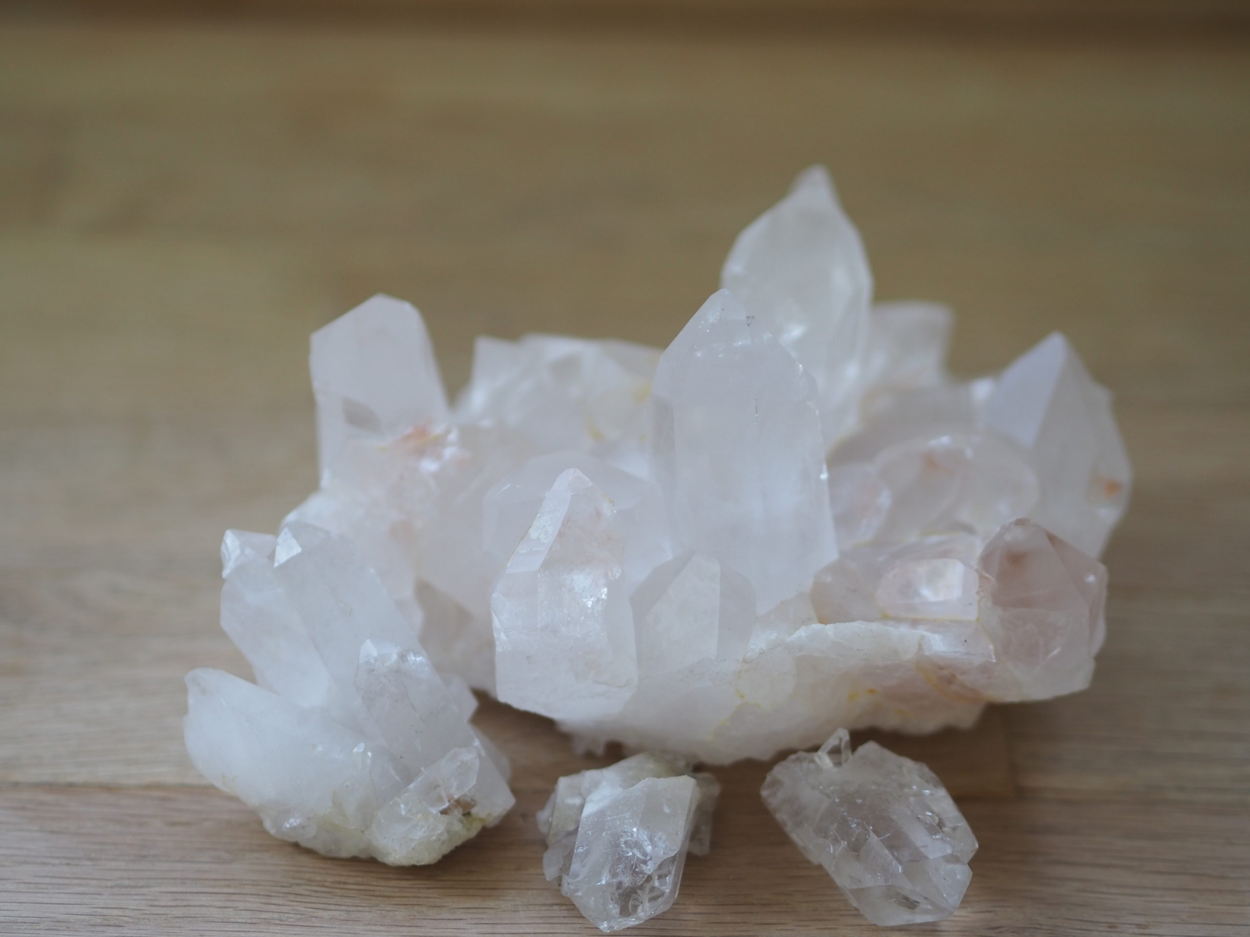 Die Kraft der Steine – der Bergkristall näher betrachtet. Von silizium Verbindungen bishin zur Kraft des Edelsteinwassers