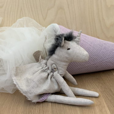 Nähanleitung für ein Stoff-Einhorn, schöne Paket Gestaltungsideen und zum Schulanfang,umhüllenden Geschenke zum Schulanfang .